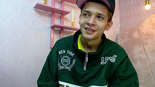 Snapshot of kendalltaylorr chatting on 12.04.25 kendalltaylorr online show from 12.04.25