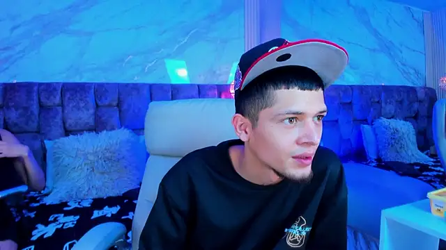 kendalltaylorr online show from 04.08.26