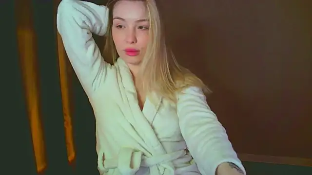 Snapshot of mia_raspberrie chatting on 12.08.24 mia raspberrie online show from 12.08.24