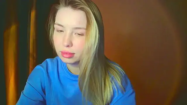 Snapshot of mia_raspberrie chatting on 12.10.24 mia raspberrie online show from 12.10.24