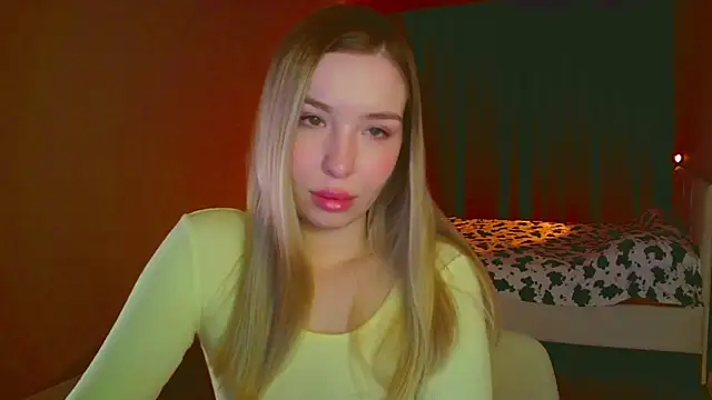 Snapshot of mia_raspberrie chatting on 02.09.25 mia raspberrie online show from 02.09.25