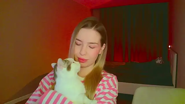 Snapshot of mia_raspberrie chatting on 03.01.25 mia raspberrie online show from 03.01.25