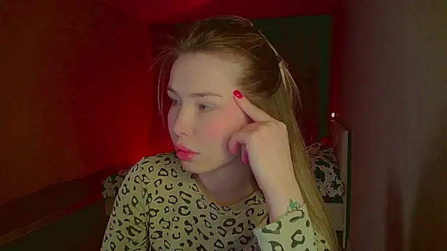 Snapshot of mia_raspberrie chatting on 03.21.25 mia raspberrie online show from 03.21.25