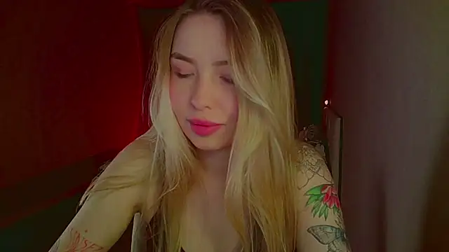 Snapshot of mia_raspberrie chatting on 03.22.25 mia raspberrie online show from 03.22.25