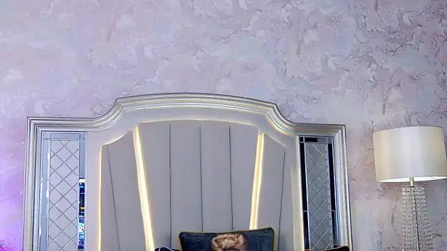 Issadorra online show from 02.08.25