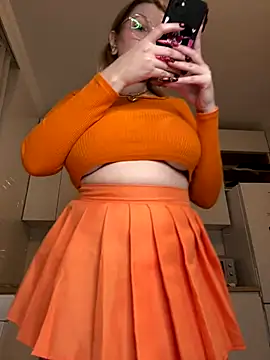 Teya moon  online show from 10.28.25