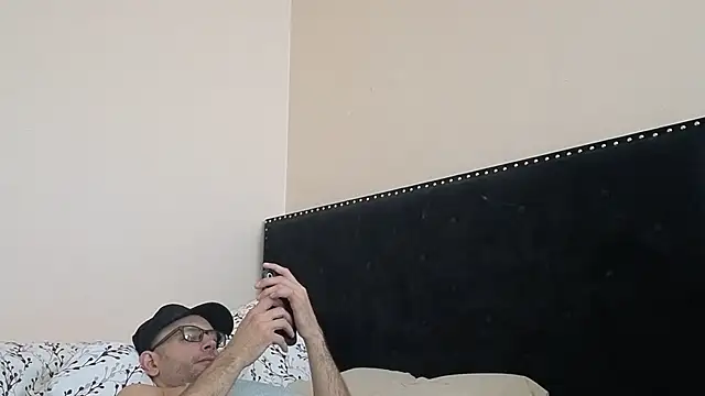 Snapshot of hailzeffn chatting on 10.03.25 hailzeffn online show from 10.03.25