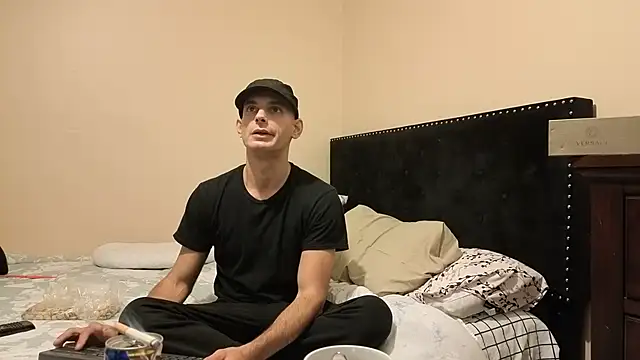 Snapshot of hailzeffn chatting on 10.18.25 hailzeffn online show from 10.18.25