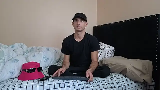 Snapshot of hailzeffn chatting on 10.18.25 hailzeffn online show from 10.18.25