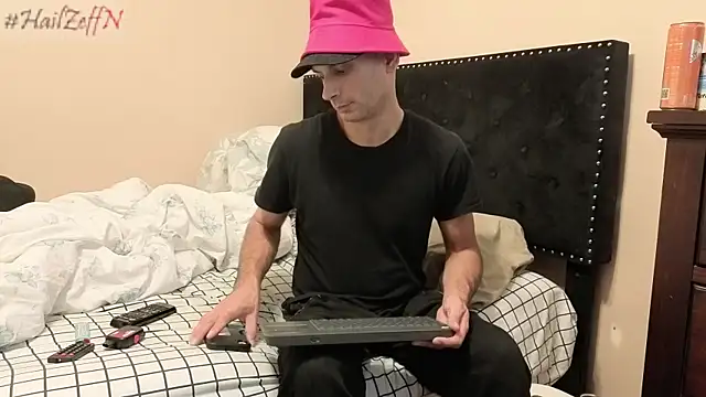 Snapshot of hailzeffn chatting on 10.19.25 hailzeffn online show from 10.19.25