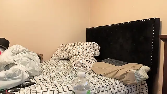 Snapshot of hailzeffn chatting on 10.22.25 hailzeffn online show from 10.22.25