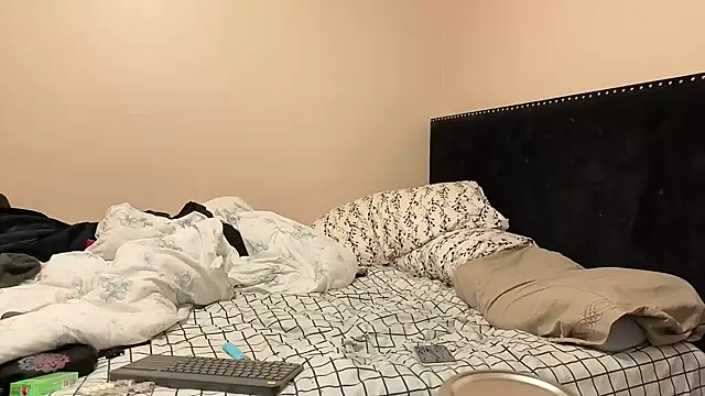 Snapshot of hailzeffn chatting on 10.23.25 hailzeffn online show from 10.23.25