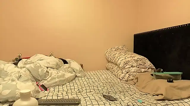 Snapshot of hailzeffn chatting on 10.24.25 hailzeffn online show from 10.24.25