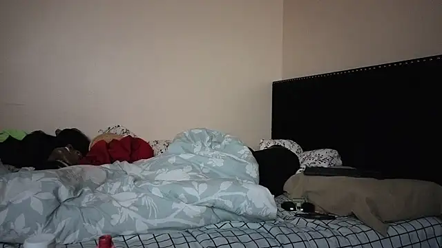 Snapshot of hailzeffn chatting on 10.25.25 hailzeffn online show from 10.25.25