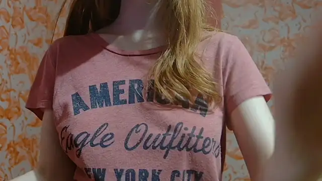 Snapshot of strawberrysmoothie chatting on 12.17.24 strawberrysmoothie online show from 12.17.24