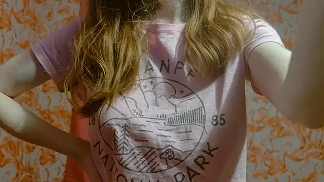 Snapshot of strawberrysmoothie chatting on 12.25.24 strawberrysmoothie online show from 12.25.24