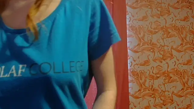 Snapshot of strawberrysmoothie chatting on 12.25.24 strawberrysmoothie online show from 12.25.24