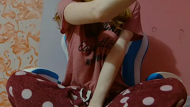 Snapshot of strawberrysmoothie chatting on 12.31.24 strawberrysmoothie online show from 12.31.24