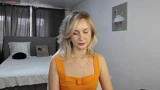 Snapshot of Vanessa_Nowak chatting on 10.07.25 Vanessa Nowak online show from 10.07.25