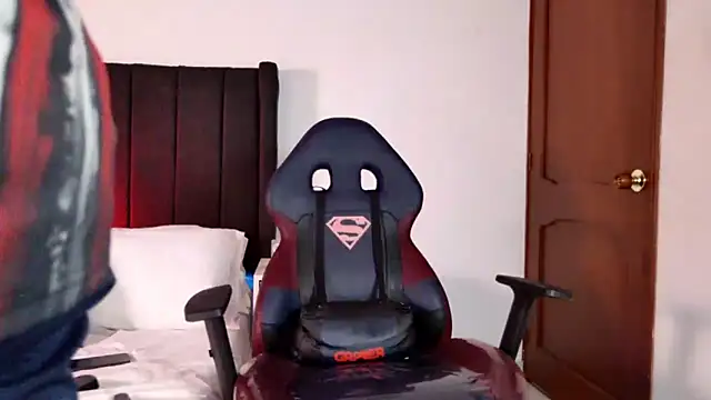 Snapshot of muscle_ares chatting on 10.31.25 muscle ares online show from 10.31.25