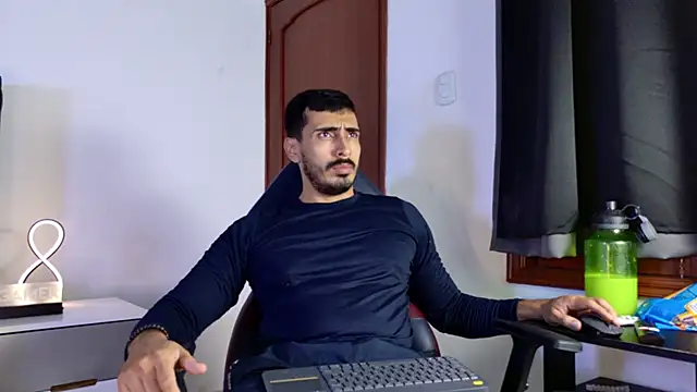 Snapshot of muscle_ares chatting on 11.08.25 muscle ares online show from 11.08.25