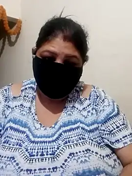 Snapshot of Shoni__ chatting on 12.01.24 Shoni online show from 12.01.24