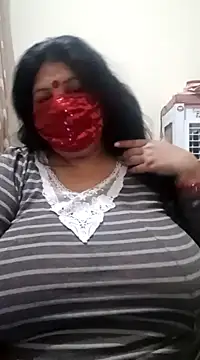 Snapshot of Shoni__ chatting on 12.21.24 Shoni online show from 12.21.24