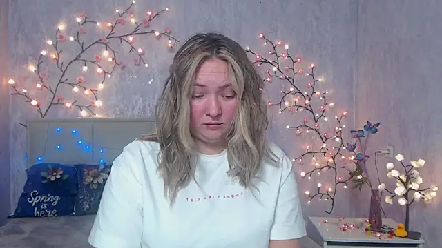 Snapshot of SallyVerda chatting on 04.28.26 SallyVerda online show from 04.28.26
