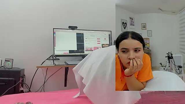 Snapshot of Daki_Ume_ chatting on 11.02.25 Daki Ume online show from 11.02.25