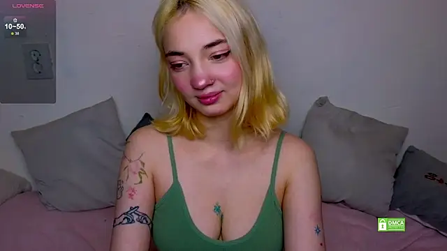 Snapshot of sandra_belll chatting on 09.29.25 sandra belll online show from 09.29.25