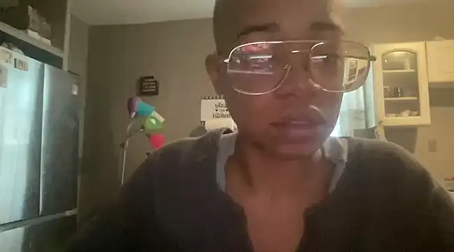 Snapshot of MommyConfident chatting on 12.01.24 MommyConfident online show from 12.01.24