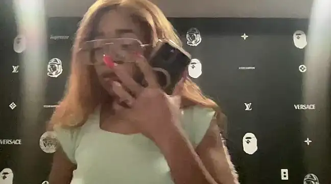 Snapshot of MommyConfident chatting on 12.22.24 MommyConfident online show from 12.22.24