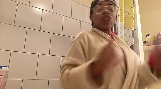 Snapshot of MommyConfident chatting on 01.08.25 MommyConfident online show from 01.08.25