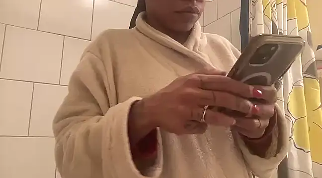 Snapshot of MommyConfident chatting on 02.01.25 MommyConfident online show from 02.01.25