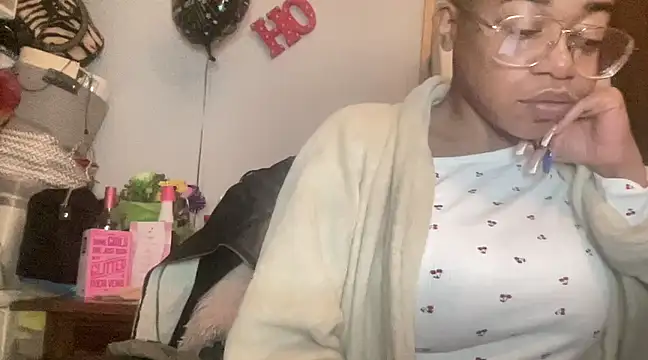 Snapshot of MommyConfident chatting on 02.17.25 MommyConfident online show from 02.17.25