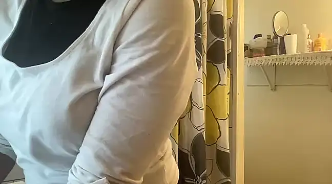 Snapshot of MommyConfident chatting on 03.06.25 MommyConfident online show from 03.06.25