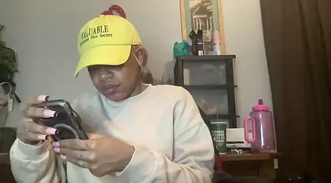 Snapshot of MommyConfident chatting on 03.21.25 MommyConfident online show from 03.21.25