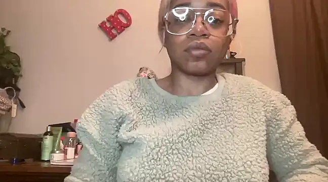 Snapshot of MommyConfident chatting on 03.22.25 MommyConfident online show from 03.22.25