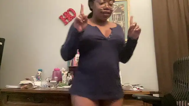 Snapshot of MommyConfident chatting on 11.13.25 MommyConfident online show from 11.13.25