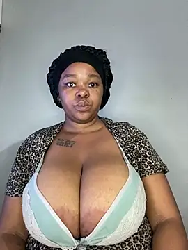 Snapshot of Mandy-101 chatting on 10.29.25 Mandy-101 online show from 10.29.25