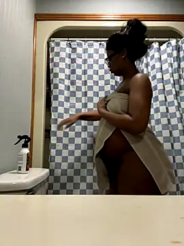 Snapshot of KLoveeee chatting on 11.21.25 KLoveeee online show from 11.21.25