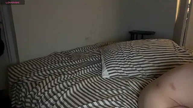 pantslesstraveler plt online show from 04.12.26