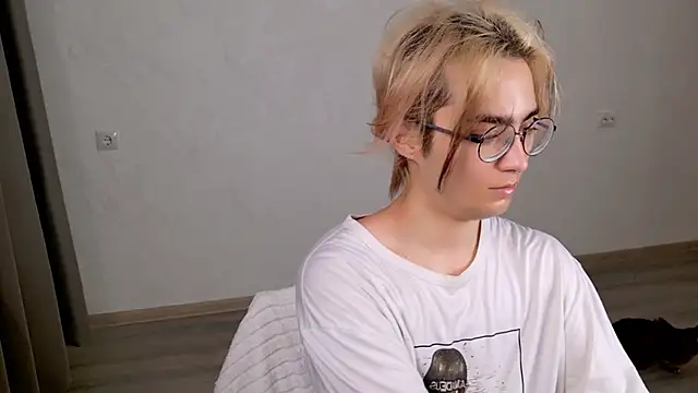 Snapshot of CuteYukiKun chatting on 10.25.25 CuteYukiKun online show from 10.25.25