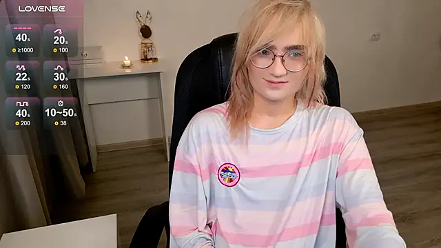 Snapshot of CuteYukiKun chatting on 12.01.25 CuteYukiKun online show from 12.01.25