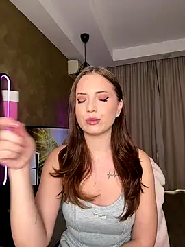 Snapshot of AvaGianna chatting on 10.26.25 AvaGianna online show from 10.26.25