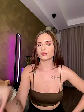 Snapshot of AvaGianna chatting on 11.18.25 AvaGianna online show from 11.18.25