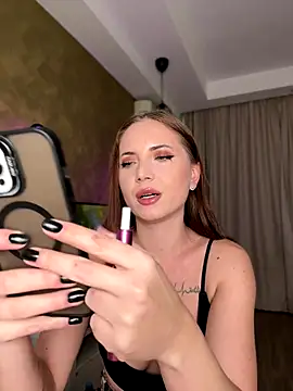 Snapshot of AvaGianna chatting on 11.19.25 AvaGianna online show from 11.19.25