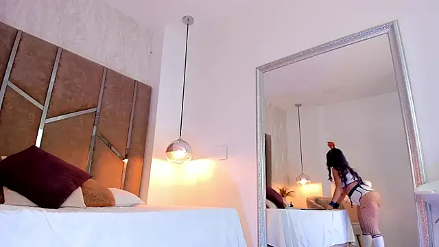 Martinaa Jones  online show from 10.22.25