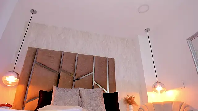 Martinaa Jones  online show from 11.21.25