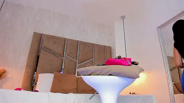 Martinaa Jones  online show from 02.22.26